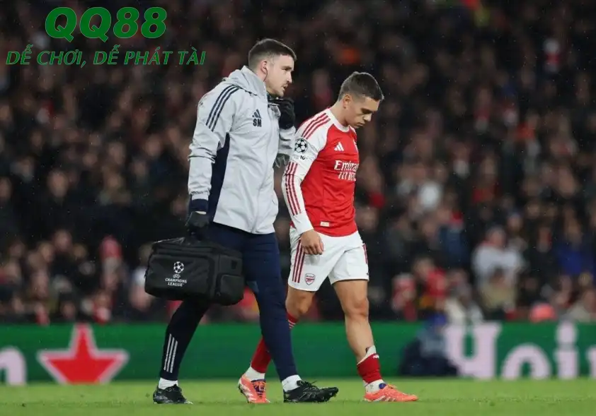 Leandro Trossard cũng đang bị đau sau trận với Bayern (Ảnh: Mirror) Leandro Trossard cũng đang bị đau sau trận với Bayern (Ảnh: Mirror)